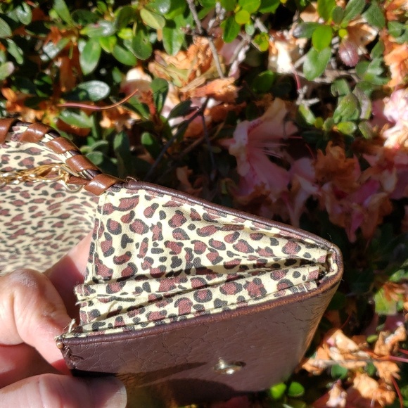 UNDER ONE SKY Crossbody with chain strap detail. cheetah print lining - Picture 10 of 13